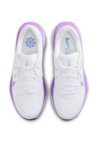 Chaussures de sport blanches avec une tige en mesh respirant, agrémentées de détails lavande et de logos bleus. Dotées de lacets et de semelles rembourrées.
