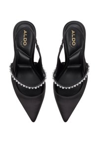 Décolleté slingback in satin nero con punta affilata, caratterizzati da un arricchimento in cristallo lungo la tracolla. Texture morbida e design minimalista.