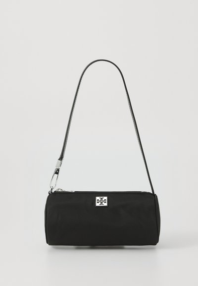 Schwarze Nylon-Handtasche mit Reißverschluss, runder Form und einem kurzen Schultergurt. Verfügt über eine silberne Logo-Akzent auf der Vorderseite.