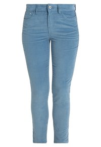 Pantalones de pana ajustados en azul claro con botón frontal, presillas para cinturón y bolsillos sobre un fondo blanco.