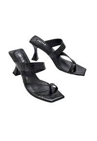 Zwarte hoge haksandalen met een vierkante neus en een textuurpatroon van krokodillenleer. Voorzien van gekruiste banden en een slanke stilettohak.