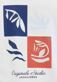 Hvid t-shirt med et geometrisk design bestående af fire farvede firkanter. Mønstrene inkluderer bladmønstre i marineblå, lyseblå og røde accenter.