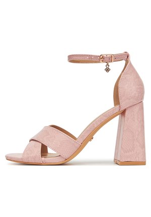 Sandalia rosa de tacón alto con correa en el tobillo, tacón grueso y tiras cruzadas en la parte delantera con un sutil patrón texturizado.