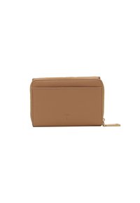 Cartera de cuero color marrón con una textura suave, cierre con cremallera y logo en relieve. Forma rectangular compacta con un diseño minimalista.