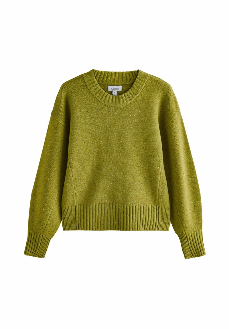 Olivgrüner Rundhalsausschnitt-Pullover mit gerippten Bündchen, einem gerippten Kragen und Saum, der eine gesprenkelte Stricktextur aufweist.