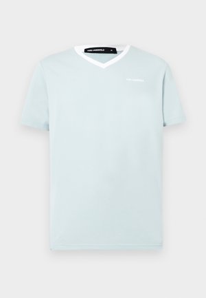 Ανοιχτό μπλε κοντομάνικη μπλούζα με V-λαιμόκοψη, λευκή διακόσμηση γιακά και μικρό λευκό λογότυπο "KARL LAGERFELD" στο αριστερό στήθος.