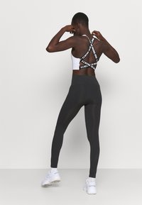 Memo sammensnøret Brink Hummel TIF SEAMLESS HIGH WAIST - Tights - black/sort - Zalando.dk