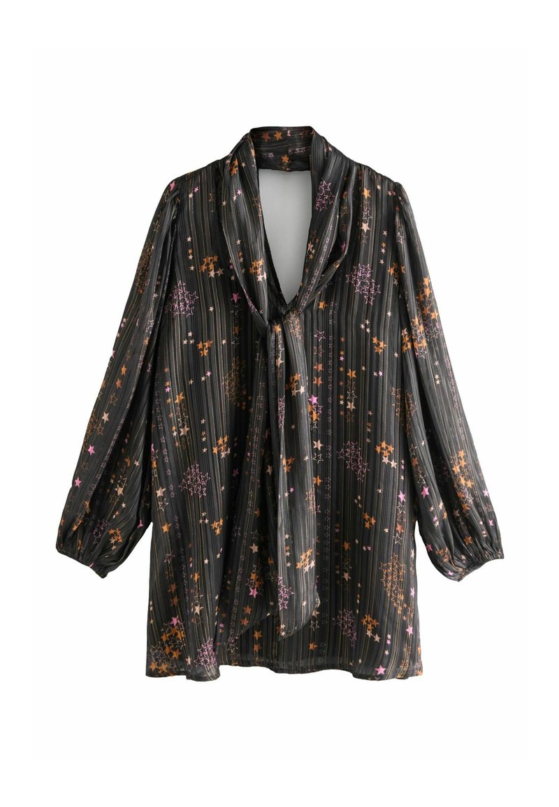 Zwarte blouse met patroon, lange mouwen en strikkraag, met roze en oranje stermotieven op een gestreepte textuur. Zacht, vloeiend materiaal.