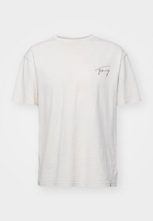 Wit T-shirt met korte mouwen, ronde hals en een klein "Tommy"-logo geborduurd op de linkerborst.