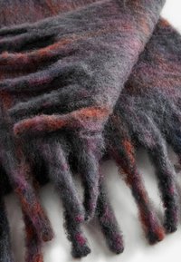 Grauer und mehrfarbiger gefilzter Wollschal mit fransigen Kanten, weicher Textur und einer Mischung aus lila und rostfarbenen Tönen.