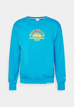 Sweat-shirt Nike bleu vif à manches longues, avec texte orange et jaune « Nike Hoops Championship Hour » et graphique de soleil de basket-ball à l'avant.