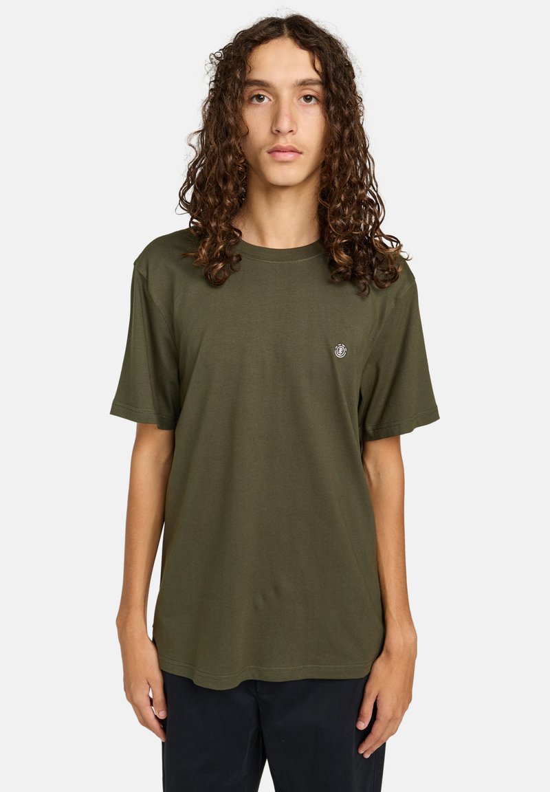 Olijfgroene katoenen t-shirt met korte mouwen, ronde hals en een klein logoaccent op de borst. Regular fit met een soepele textuur.