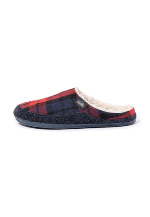 Zapatilla de casa sin cierre con tela de cuadros rojo y azul marino, suela azul marino y forro blanco y suave para mayor comodidad interior.