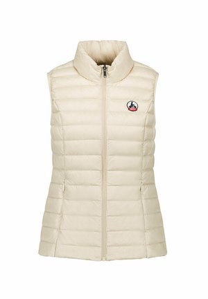 Gilet rembourré beige avec un col montant, une fermeture éclair à l'avant et des poches latérales. Présente un petit logo sur la poitrine et une texture matelassée.