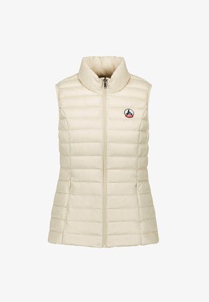 Gilet rembourré beige avec un col montant, une fermeture éclair à l'avant et des poches latérales. Présente un petit logo sur la poitrine et une texture matelassée.