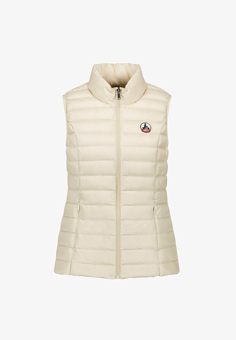 Gilet rembourré beige avec un col montant, une fermeture éclair à l'avant et des poches latérales. Présente un petit logo sur la poitrine et une texture matelassée.