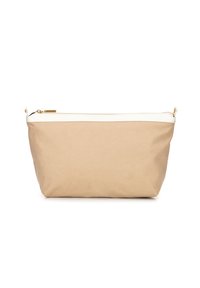 Beige canvas tas met een witte lederen bovenrand, met een ritsluiting en een zachte, gladde textuur. Compact rechthoekige vorm.