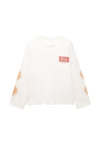 Weißes Langarm-T-Shirt mit rotem Text "AU SOLEIL" und Sonnenmotiven in einem gedämpften Orange auf den Ärmeln, aus weichem Stoff.