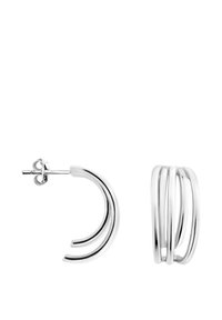 Orecchini a cerchio in argento con un design elegante e curvo. Un orecchino è composto da due cerchi lineari, l'altro ha tre anelli impilati.