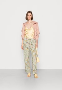 Monki Top - yellow