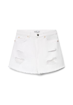 Pantaloncini di jeans bianchi con orli sfrangiati, toppe consumate sul davanti, chiusura frontale con bottoni e passanti per cintura.