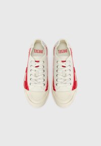 Weiße Sneaker mit roten Lackakzenten, flachen Schnürsenkeln und runder Zehenpartie. Texturierte Oberfläche und sichtbar aufgedrucktes Logo auf der Zunge. Lässiges Design.