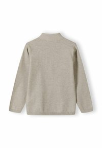 Hellgrauer Strickpullover mit hohem Kragen, langen Ärmeln und gerippten Bündchen und Saum; glatte Textur, minimalistisches Design.