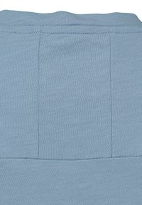 Textil azul claro con una textura suave y patrones jaspeados sutiles. Los detalles de las costuras son visibles en la parte superior y a lo largo del centro.
