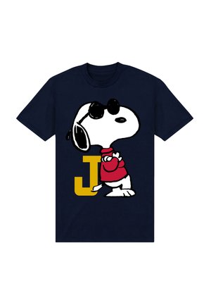 Granatowy t-shirt z grafiką białego psa w czarnych okularach przeciwsłonecznych i czerwonym swetrze, stojącego z założonymi ramionami obok dużej żółtej litery J.