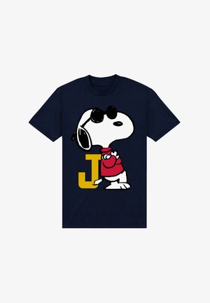 Granatowy t-shirt z grafiką białego psa w czarnych okularach przeciwsłonecznych i czerwonym swetrze, stojącego z założonymi ramionami obok dużej żółtej litery J.