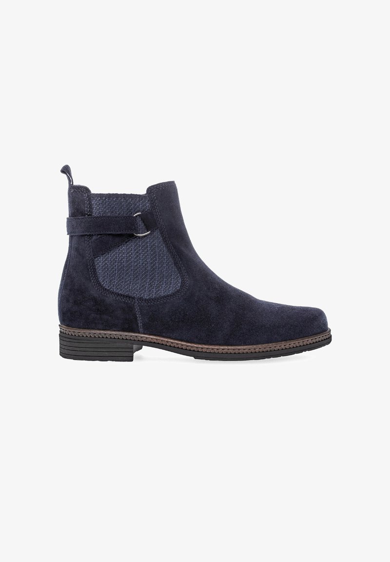 Stivale alla caviglia in suede blu scuro con pannello elastico testurizzato sui lati, punta rotonda e suola in gomma piatta. Presenta una fascia decorativa con dettaglio metallico.