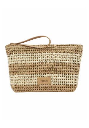 Pochette intrecciata beige e bianco a righe con cinturino da polso e una piccola toppa rettangolare in pelle con l’etichetta "VERDE" sul davanti.