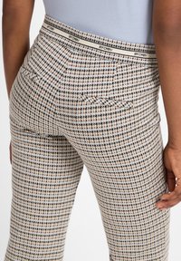 Cambio FAITH - Broek - beige schwarz