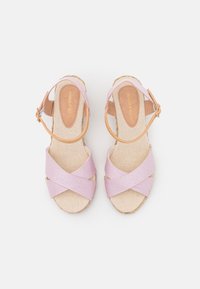Różowe sandały z krzyżującymi się paskami, z teksturowaną cholewką, wyściełaną wkładką oraz naturalnym paskiem i podeszwą w kolorze naturalnym. Marka: ANNA FIELD.
