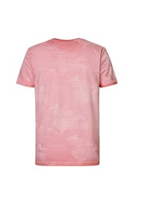 Camiseta de algodón rosa con mangas cortas, que presenta un sutil patrón texturizado de paisajes. Cuello redondo clásico y corte relajado.