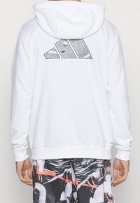Biała bluza z kapturem z dużym czarnym wzorem na plecach, z prążkowanymi mankietami i dolnym wykończeniem dla dopasowanego wyglądu.