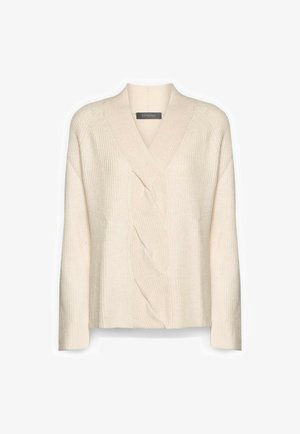Gebreide trui in roomkleur met lange mouwen, sjaalkraag en een subtiel diagonaal kabelbreipatroon aan de voorkant.