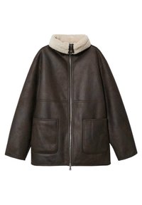 Giacca in pelle marrone con colletto in finta pelliccia cremoso, chiusura con zip, due ampie tasche frontali e una vestibilità rilassata e over size.