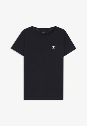 T-shirt en coton bleu marine à manches courtes, col rond, avec un petit cœur blanc et un logo texte sur la poitrine gauche.