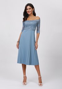 Modrá off-shoulder šaty s čipkovaným telom, trojštvrťovými rukávmi a plisovanou sukňou, s jemnou textúrou a splývavým dizajnom.