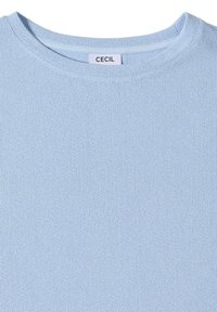 Tissu en maille côtelée bleu clair avec un col rond et une petite étiquette blanche cousue à l'intérieur indiquant "CECIL".