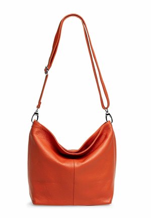 Leder Schultertasche in lebhaftem Orange mit einer lässigen Form, verstellbarem Tragegurt und subtiler Textur für einen eleganten Look.