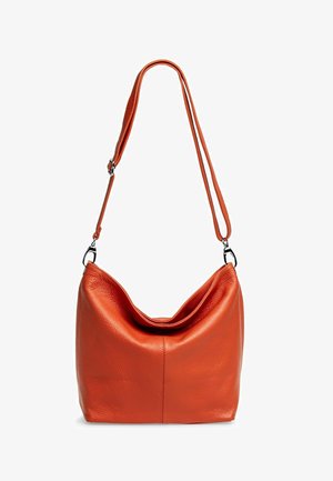Leder Schultertasche in lebhaftem Orange mit einer lässigen Form, verstellbarem Tragegurt und subtiler Textur für einen eleganten Look.