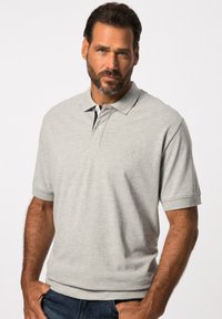 Polo gris en tissu doux, avec un col classique, patte de boutonnage à deux boutons et logo brodé. Coupe décontractée avec des manches courtes.