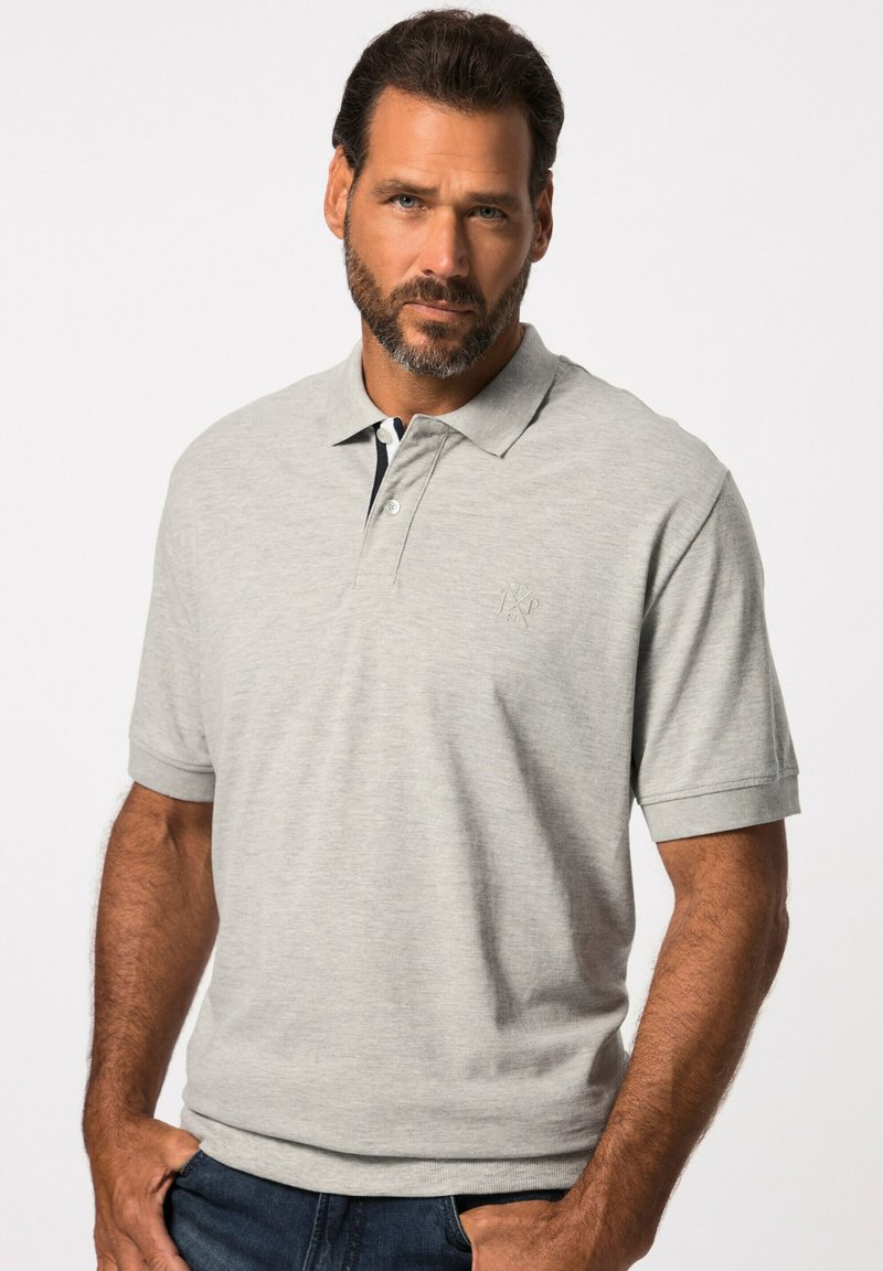 Polo gris en tissu doux, avec un col classique, patte de boutonnage à deux boutons et logo brodé. Coupe décontractée avec des manches courtes.