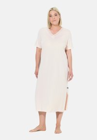 Camicia da notte rosa chiaro realizzata in tessuto morbido, con scollatura a V decorata con dettagli in pizzo, maniche corte e fessure laterali per un maggiore comfort.