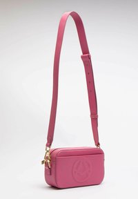 Borsa a tracolla in pelle rosa con forma rettangolare, dettaglio del logo impresso, tracolla regolabile e accessori in metallo dorato.
