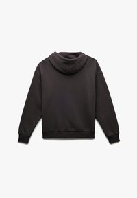 Zwarte hooded sweatshirt met lange mouwen, ribbelboorden en zoom, vanachter weergegeven op een witte achtergrond.