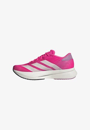 Löparskor med en rosa mesh-överdel, vita ränder och en lightstrike-mellansula. Har en texturerad design och en flexibel yttersula.