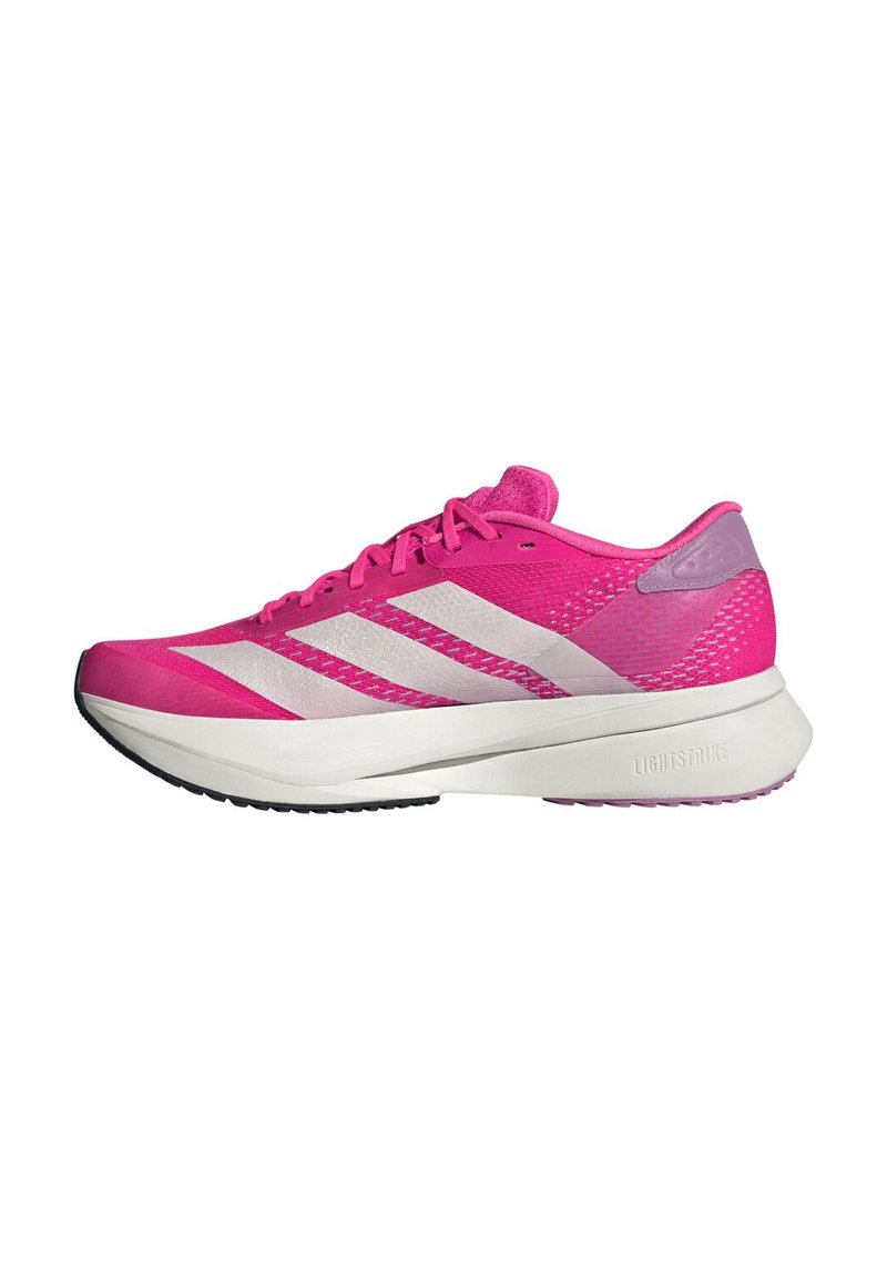 Baskets de course avec un dessus en maille rose, des rayures blanches et une semelle intermédiaire lightstrike. Présente un design texturé et une semelle extérieure flexible.